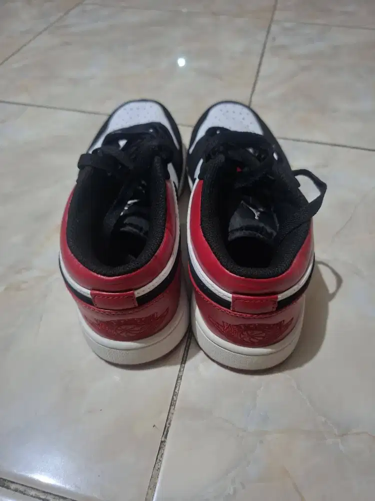 sepatu merah hitam n1ke