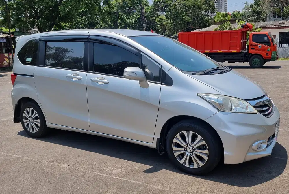 Honda Freed 1.5 PSD AT 2013/14 Silver Istimewa Sekali  Sgt Terawat