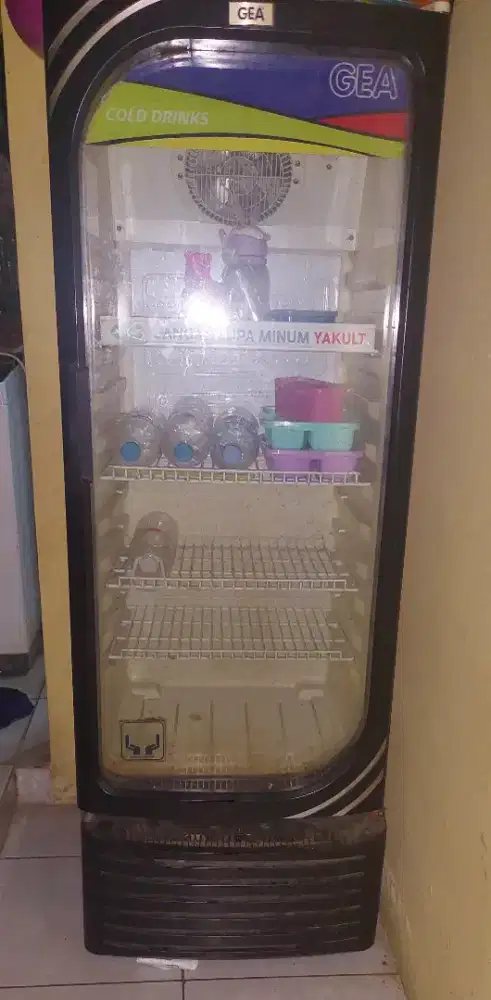 Showcase 1 pintu merk GEA