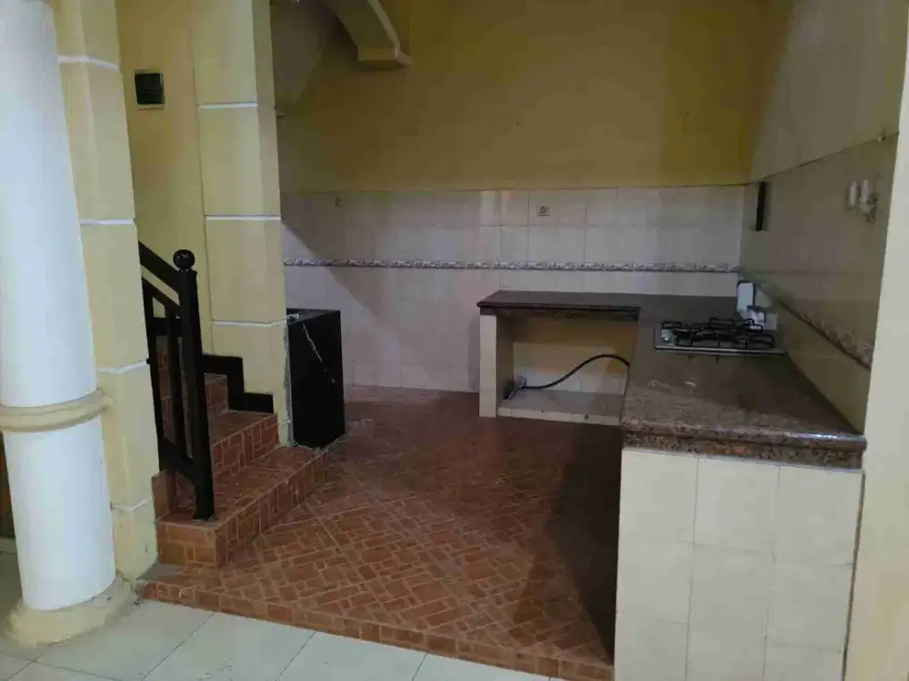 Disewakan Rumah 2 lantai Pondok Jati