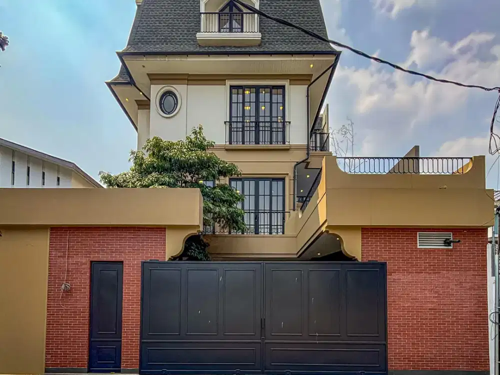 FOR SALE BRAND NEW HOUSE IN PRIME LOCATION KEBAYORAN BARU!
