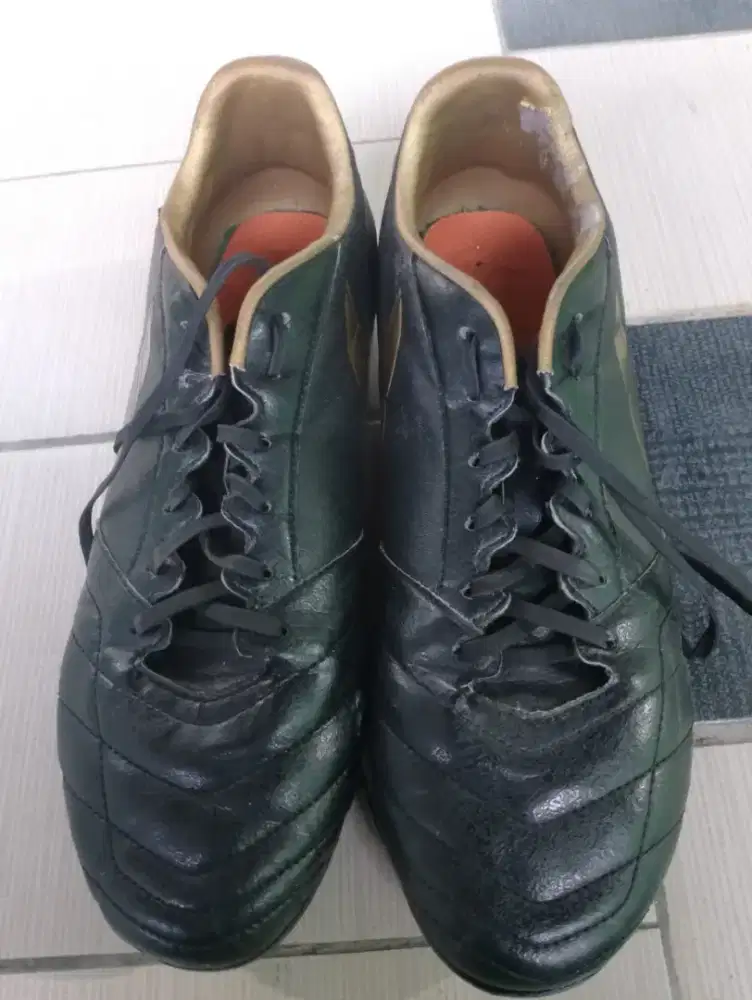 Sepatu bola ukuran 41
