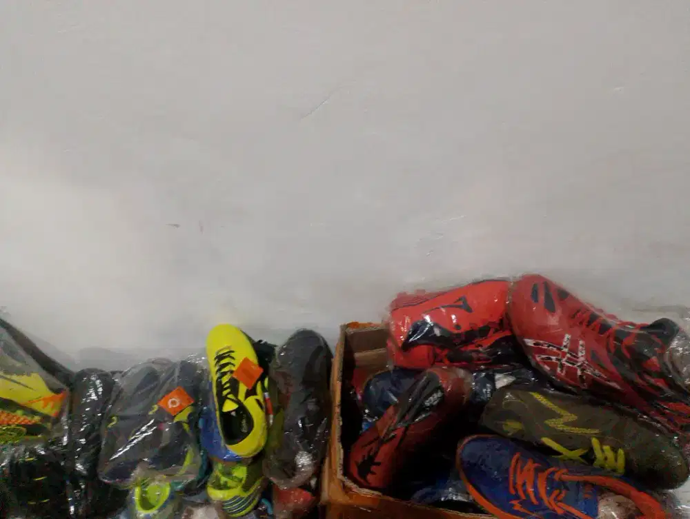 Obral sepatu olahraga 85 pasang