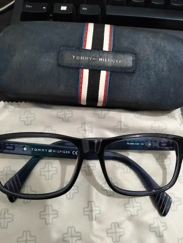 Kacamata Tommy Hilfiger