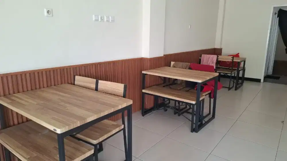 Satu set meja makan beserta kursi