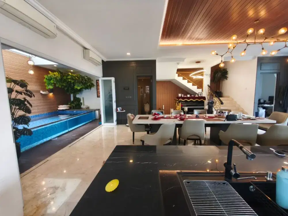 Dijual Cepat Rumah Maja Residence Joglo, Hoek, LT 247m², 3 Lantai + Rooftop, 3+2 KT, Full Furnished, Kolam Renang, Harga : Rp 6.6 M Nego