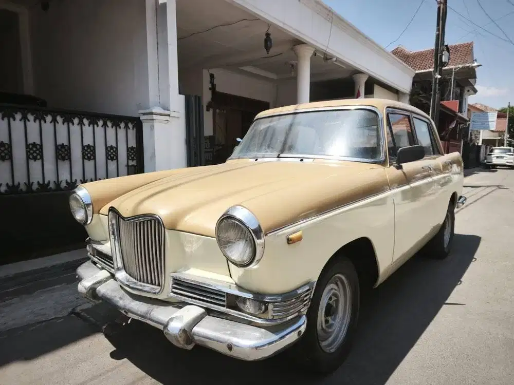 Riley Seventy Two Sport Salon