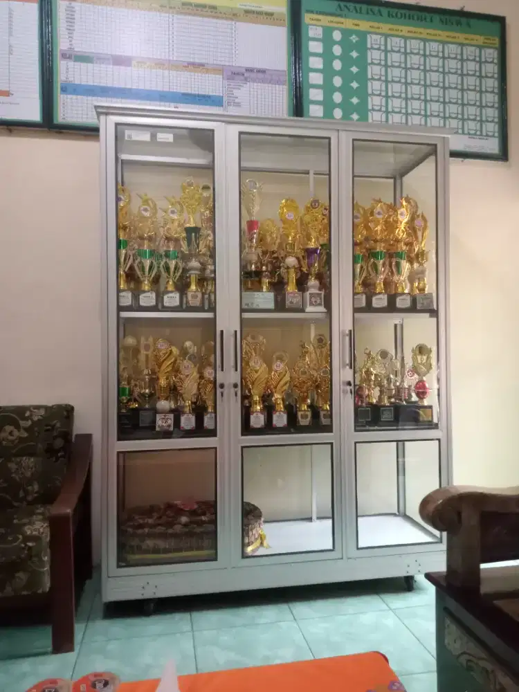 Lemari hias serbaguna