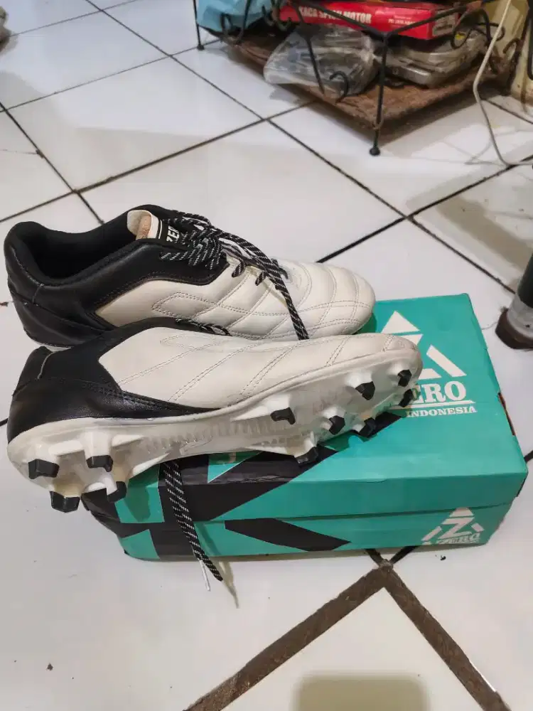 Sepatu Bola AZERO KULIT XENAA Hitam Mix Putih Size 42