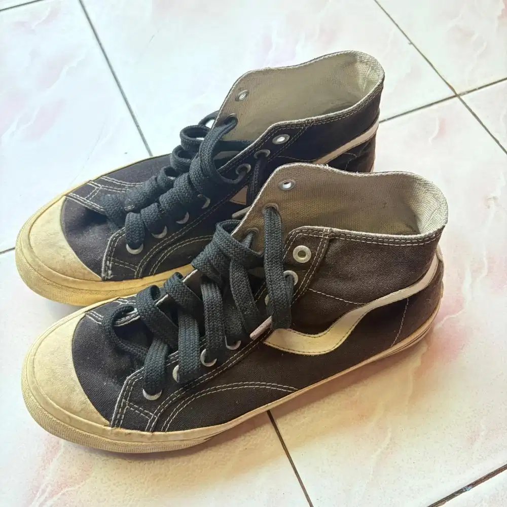 Sepatu ventela high
