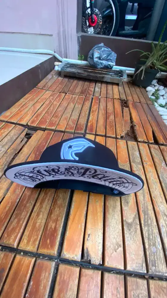 Dijual snapback famous stars and straps OG with tags deus paid