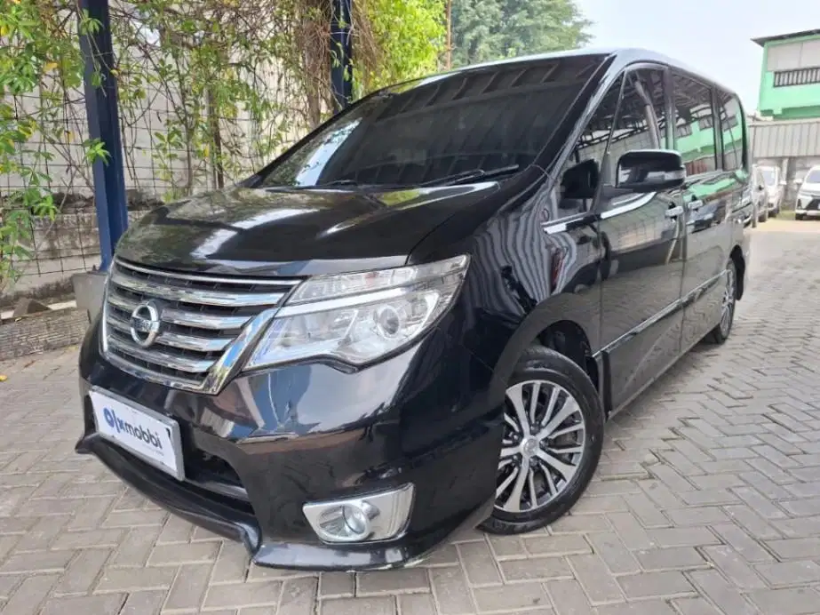 LOW DP Nissan Serena 2.0 Highway Star Bensin-AT 2015 SFZ
