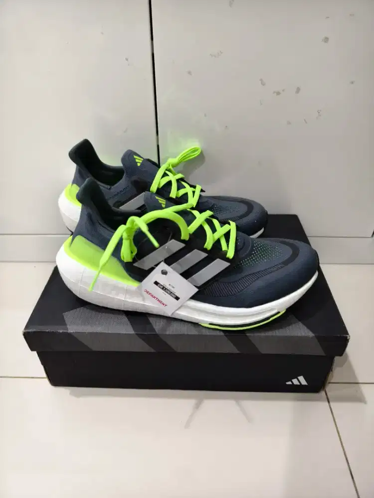 Sepatu Adidas ultraboost light size 44