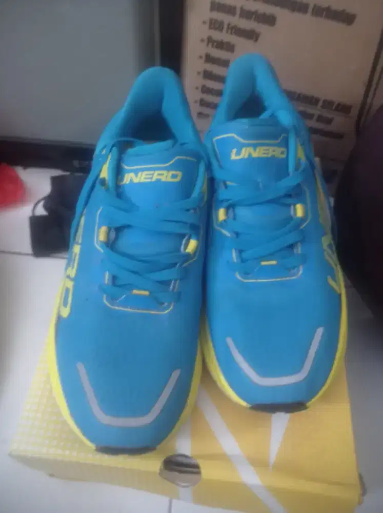 sepatu olahraga