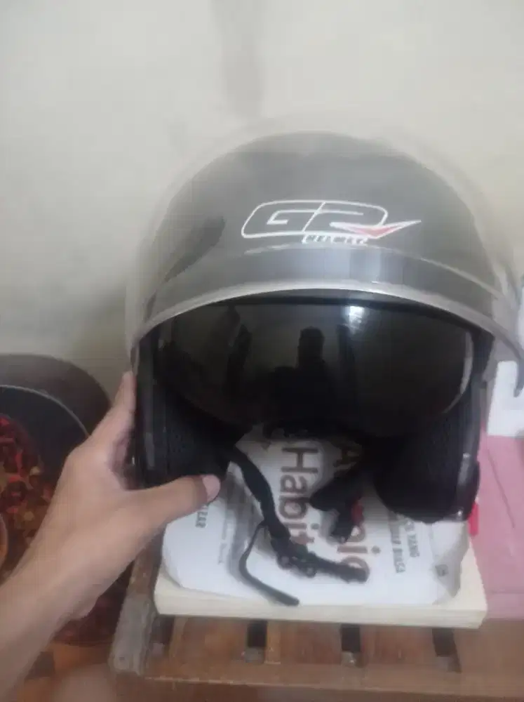 helm G2 bekas, kaca masih bening