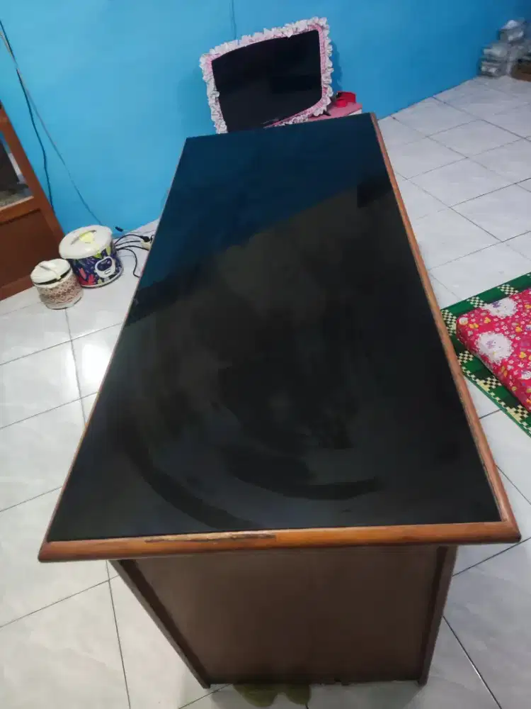 Meja kantor bekas pemakaian pc
