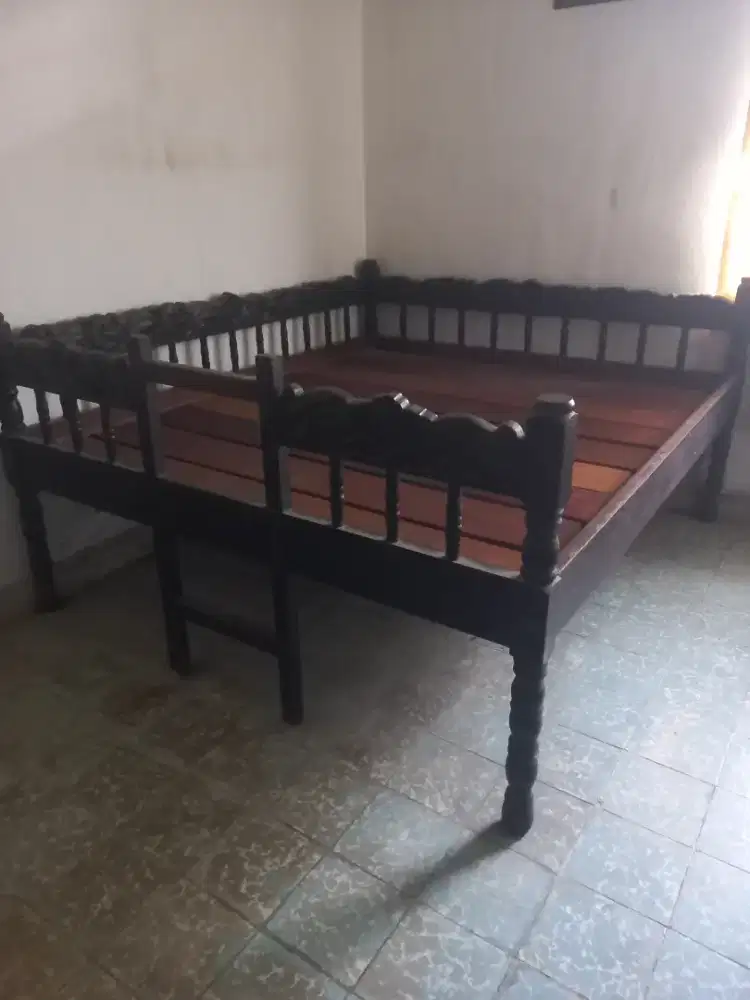 Tempat Tidur Jadul Dari Jati Tua