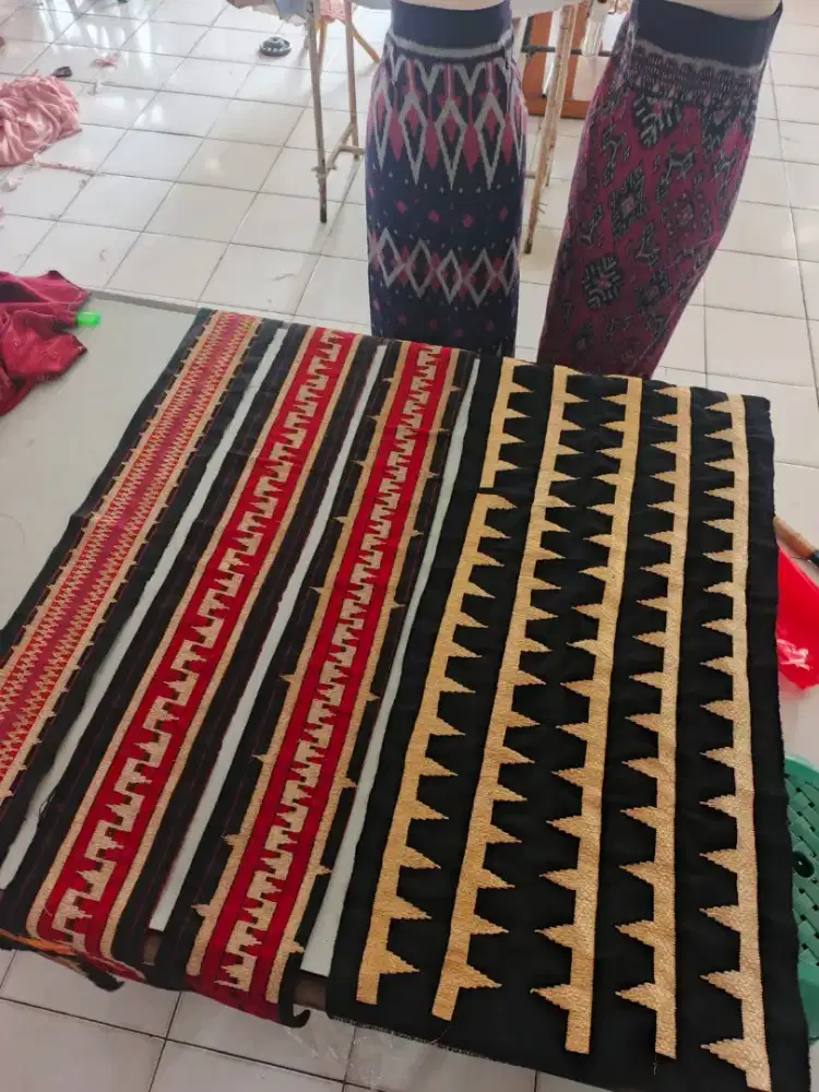 Selendang tapis  dan rok kain tenun