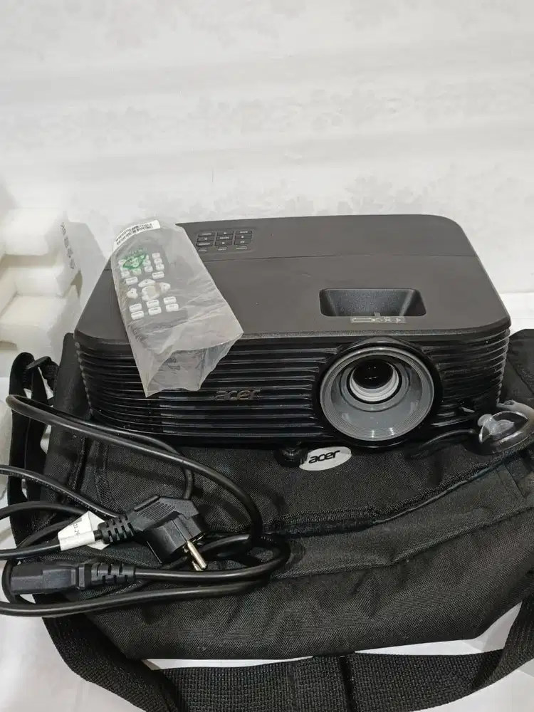 Proyektor Acer 4000 Lumens Likenew Remote dan Tas Masih Ori