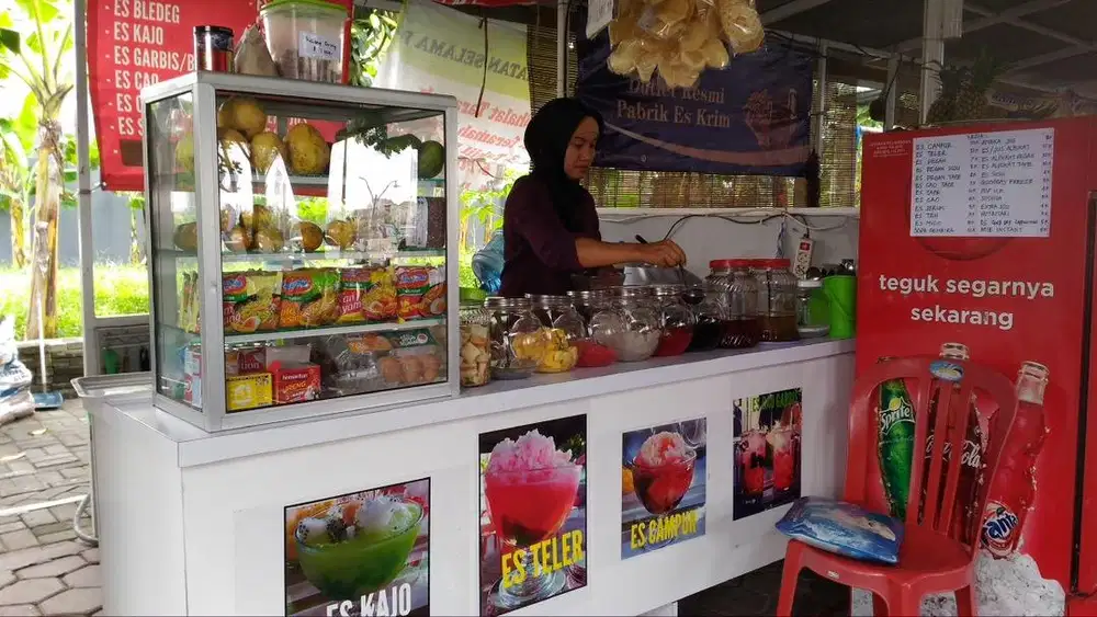 Pegawai Warung Kantin Masjid