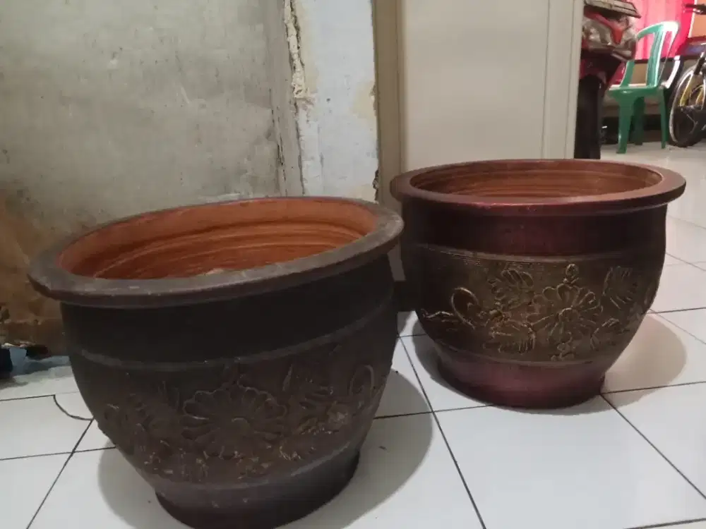 Pot bunga gerabah bekas