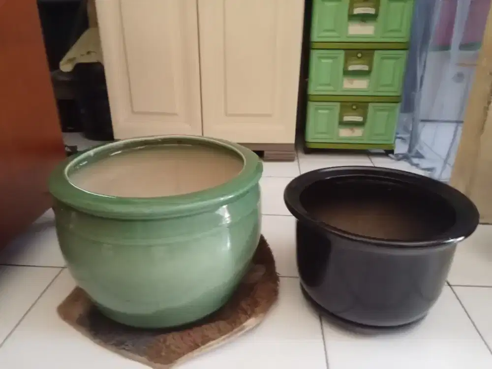 Pot bunga bekas keramik 2  pcs