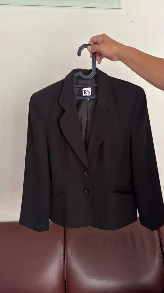 Blazer wanita warna hitam
