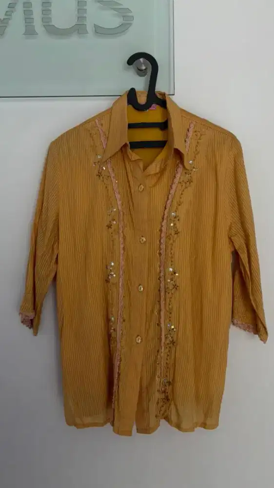 Baju atasan wanita masih bagus