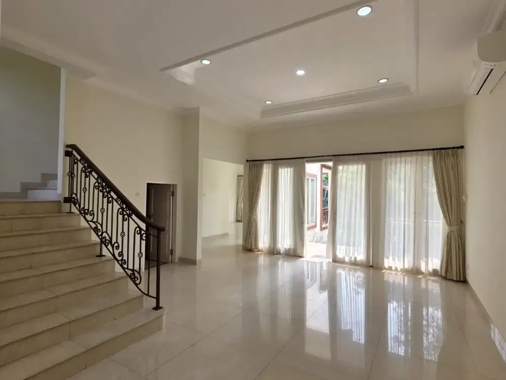 Disewakan Rumah di Kemang. Bebas Banjir, Parkir Untuk 6 Mobil.
