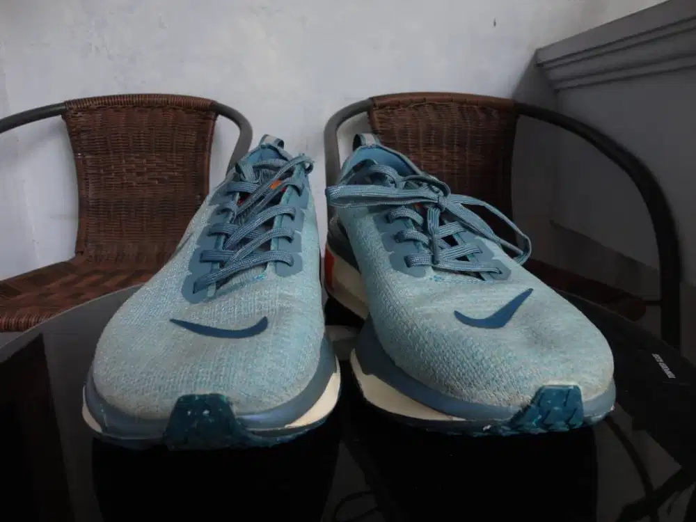 sepatu lari warna biru