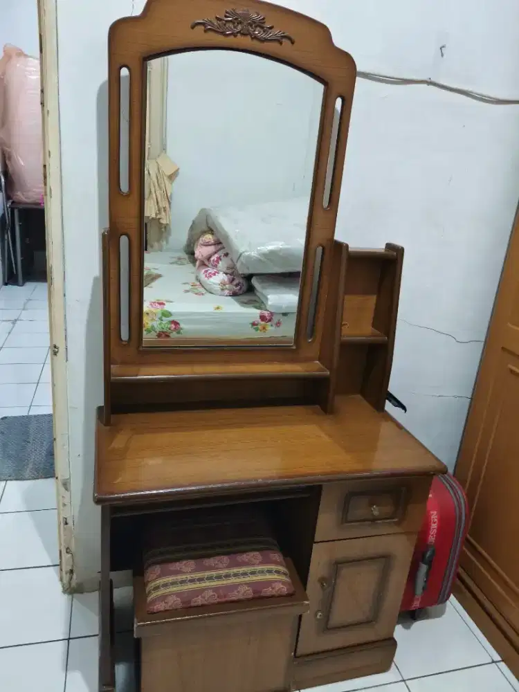 Meja Rias set kursi