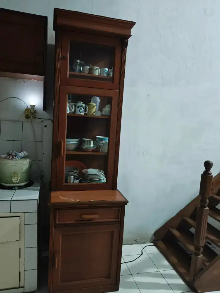 Lemari tinggi kaca