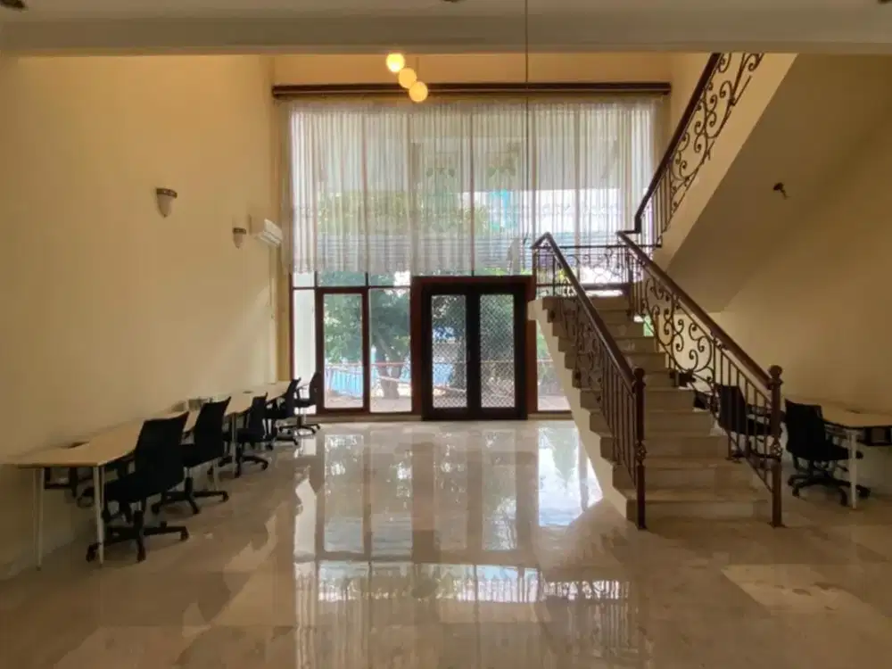 Disewakan Rumah di Jl. Kemang Timur. Min. Sewa 2 Tahun, Parkir Muat 5 Mobil.