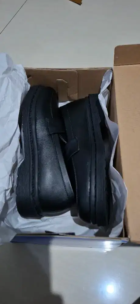Sepatu merk lokal SAMA
