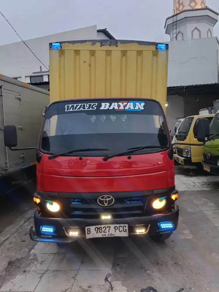 Toyota Dyna 110FT double std box 20 kubik 2013