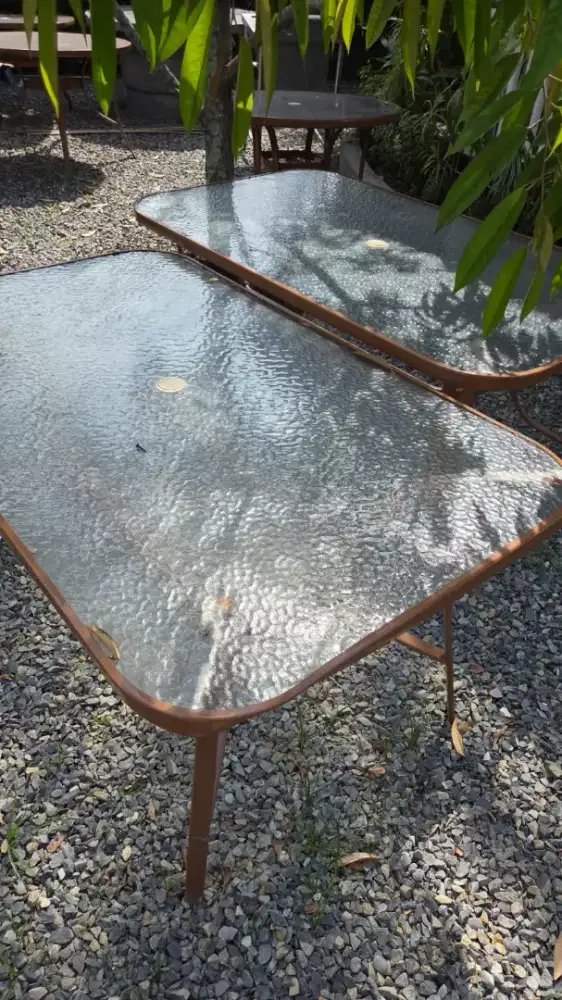 Meja kaca persegi panjang