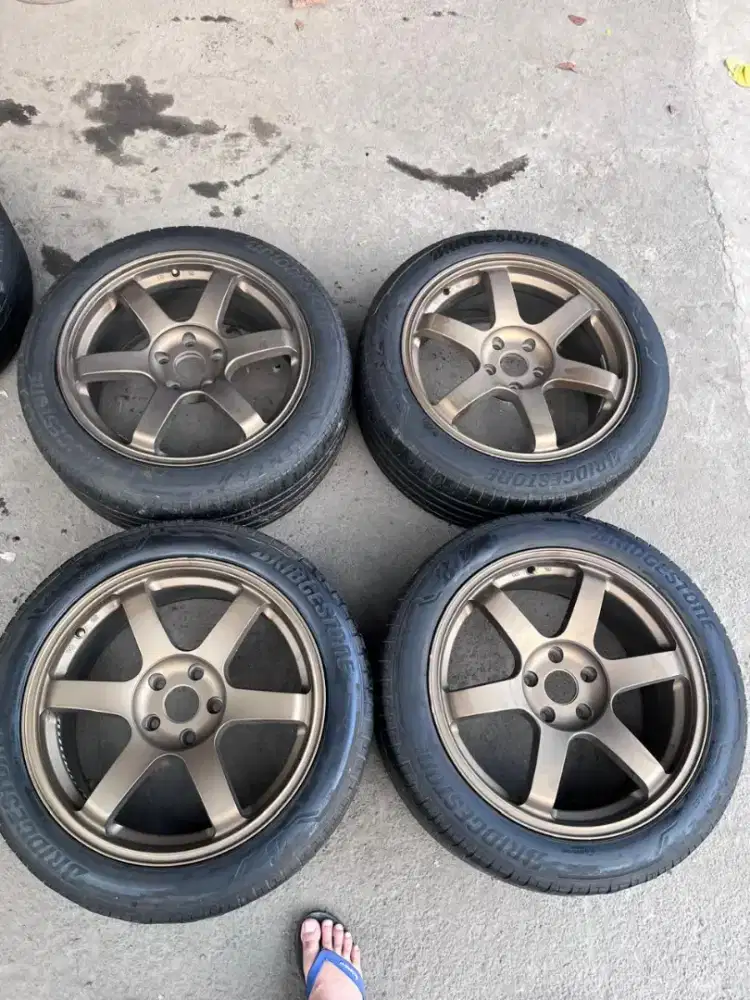 Rays te37 ring 18x8 pcd 5x114,3 ET 37 ban Bridgestone 225/50 R18