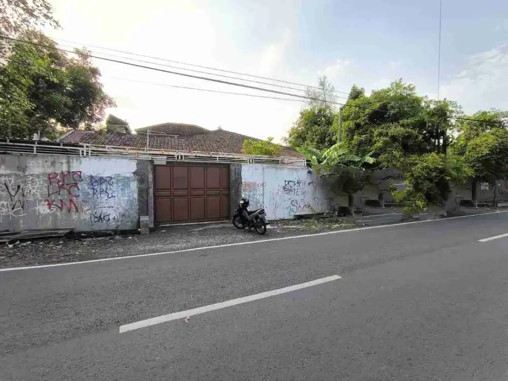 rumah luas tengah kota tepi jalan raya Manahan Solo
