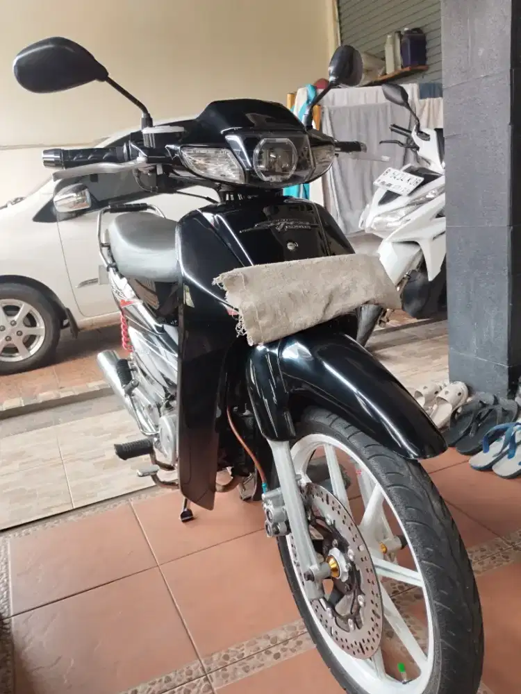 Supra v 2002 hitam