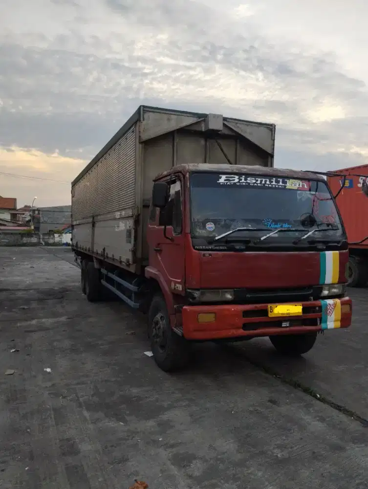 Nissan cwa 211 tronton wingbox
