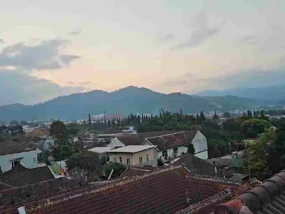 villa view istimewa di tengah kota batu jl kasiman hanya 400 m dari alun alun dan balai kota batu dekat semua wisata dan jalan sangat lebar