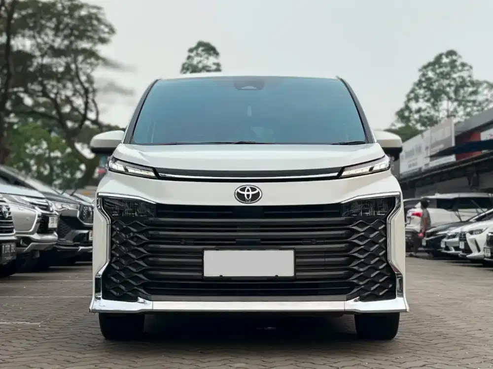 LOW KM 31RB, PREMIUM SEAT!! TOYOTA NEW VOXY 2.0 AT MATIC 2023 PUTIH