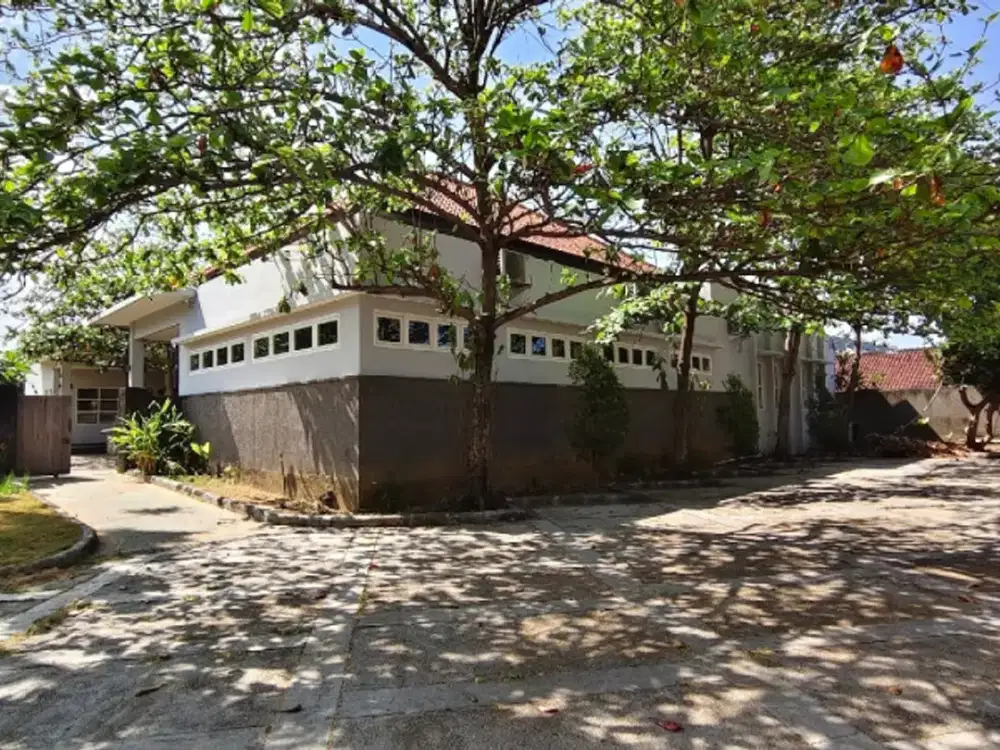Disewakan Gedung Ex Kampus di Dewi Madri Renon