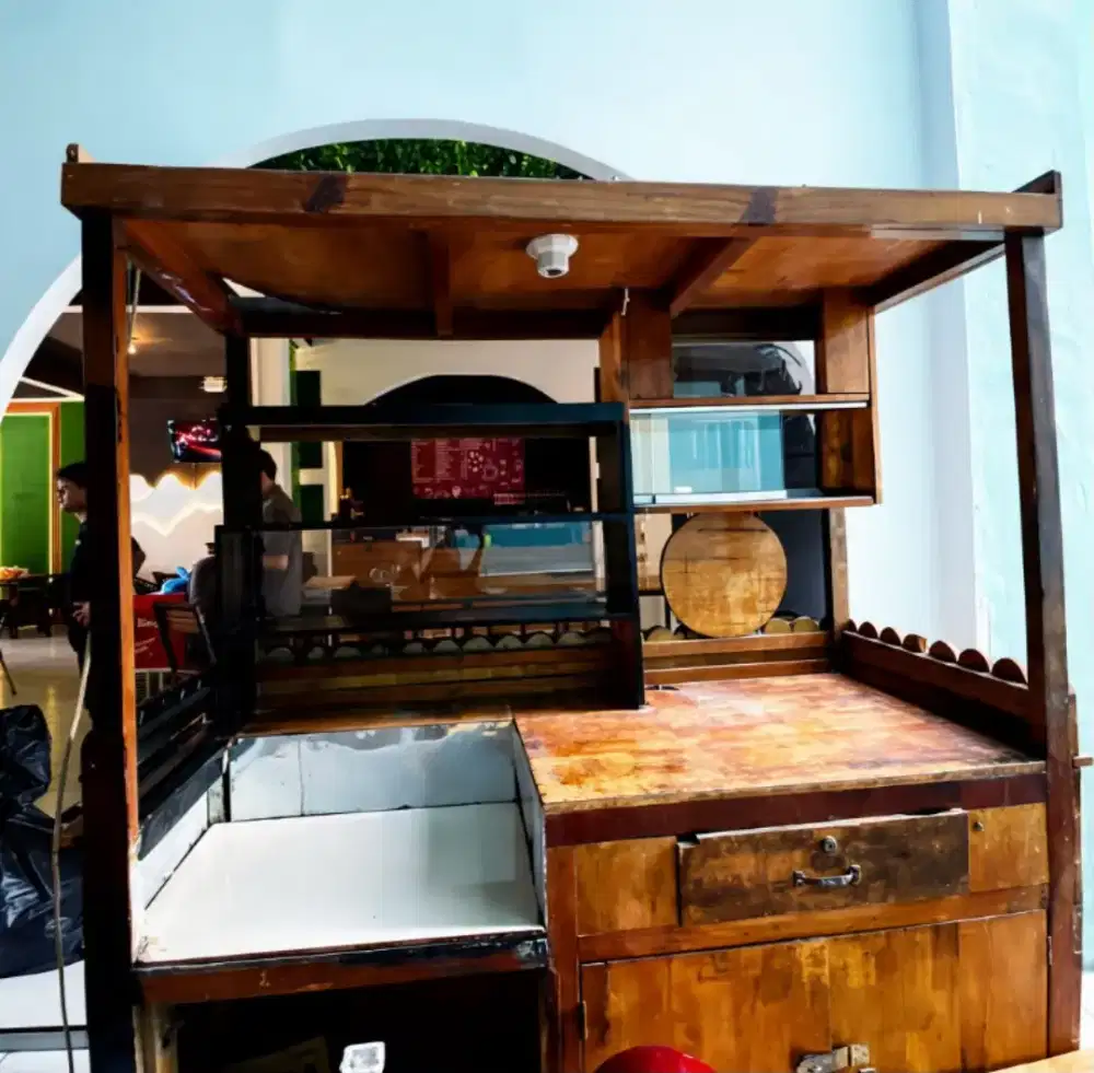 Stelling jualan dari kayu jati