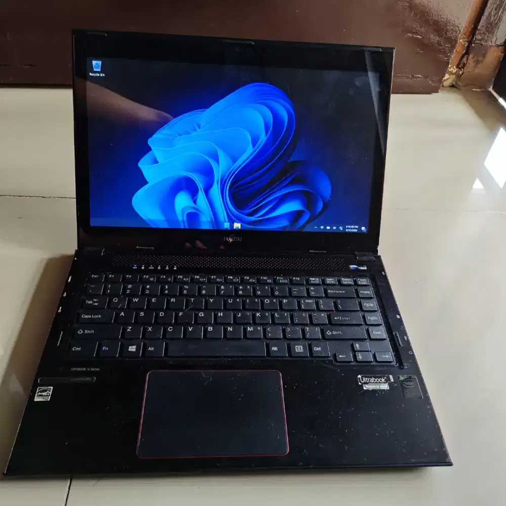 Laptop Fujitsu core i7 sudah SSD dan Touchscreen