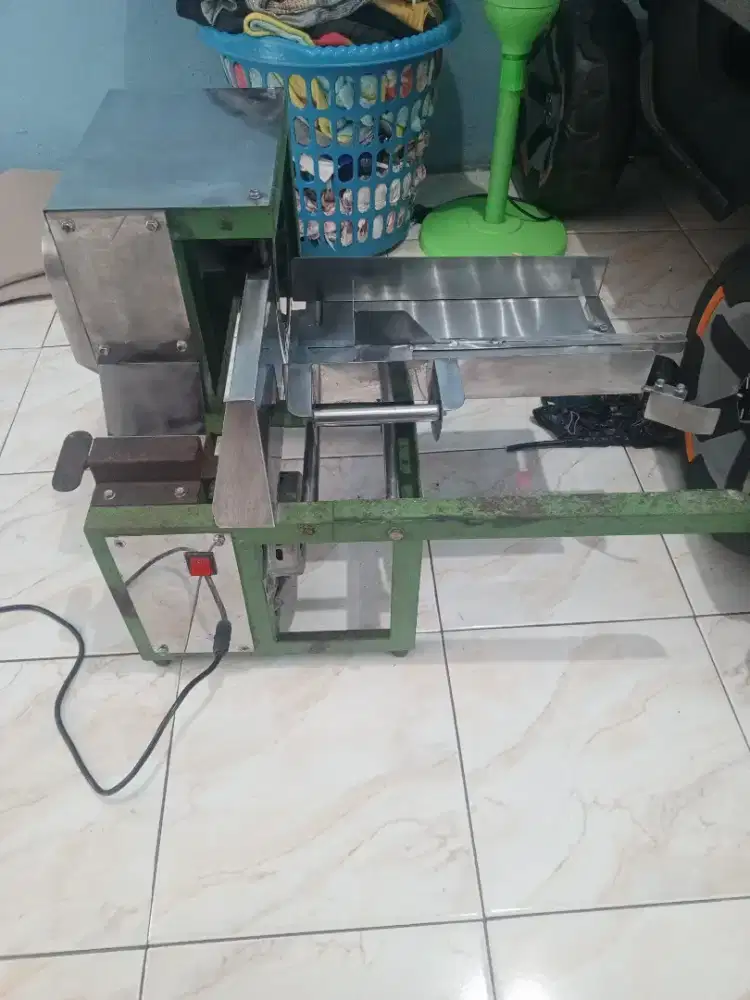 Alat potong keripik tempe sagu semi otomatis