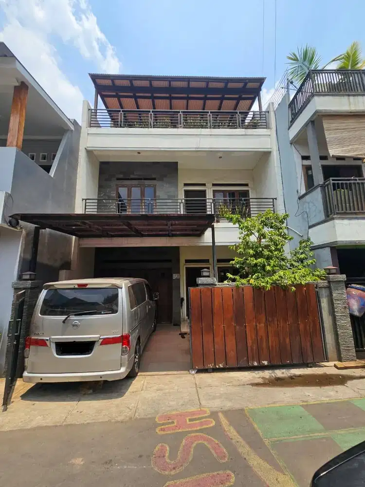 Dijual Rumah Pribadi Semi Modern Dengan 3 Lantai Bebas Banjir