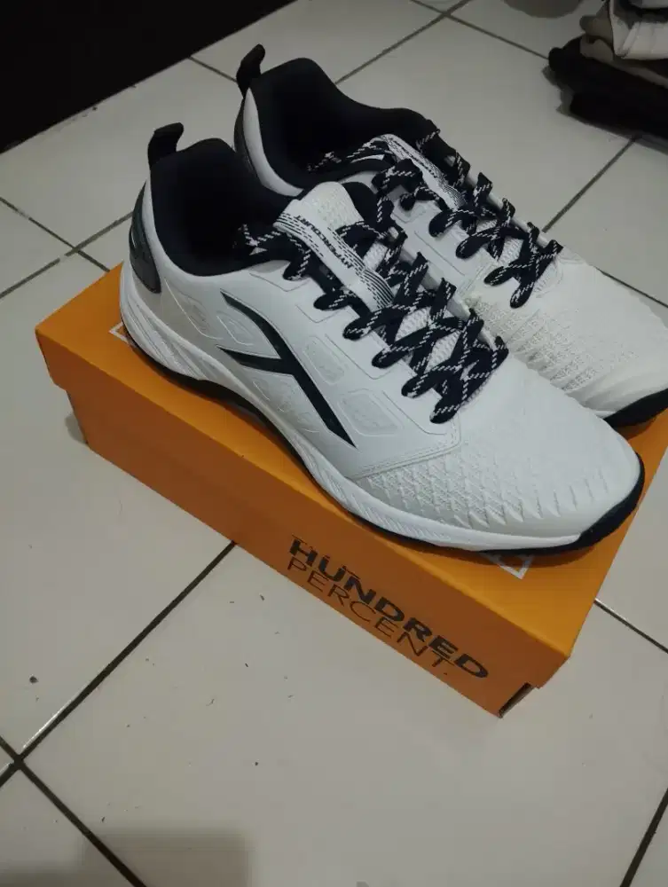 SEPATU BADMINTON HUNDRED HYPERCOURT UK 43