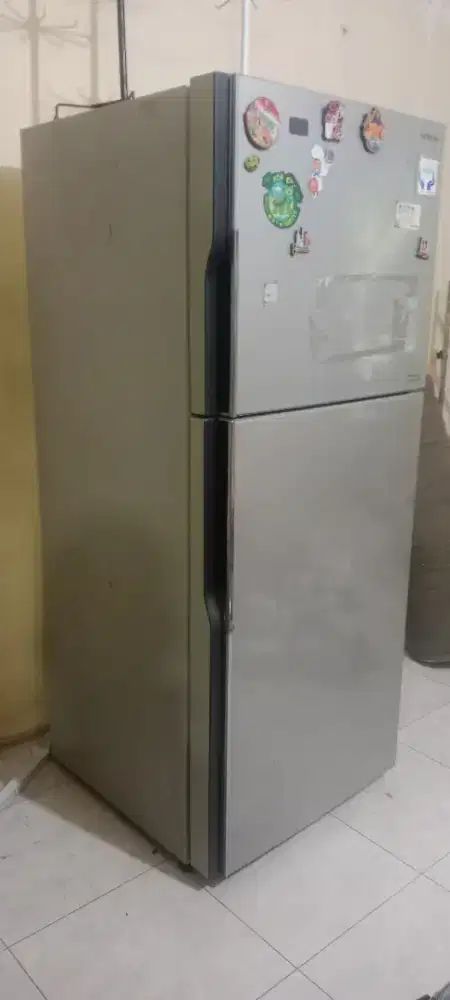 Kulkas 2 pintu Toshiba ukuran super besar