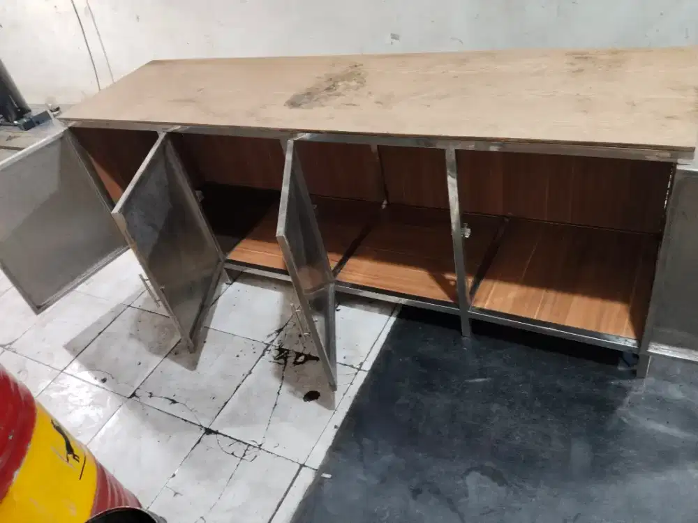 Jua aja udah g kepake
Lemari  rangka stenlis bekas meja dapur